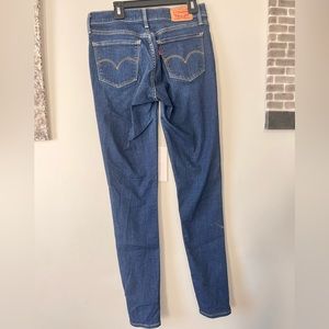 Dark wash Levi’s skinny jeans.